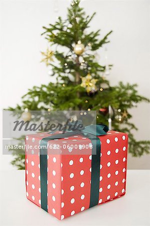 Boîte cadeau en premier plan et d'arbre de Noël dans l'arrière-plan