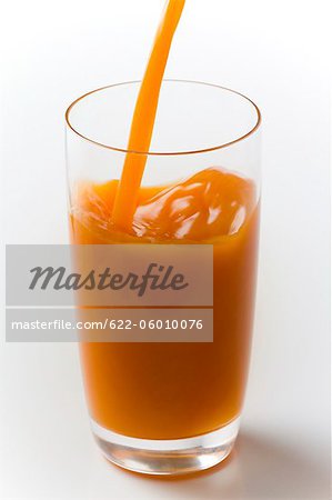 Remplissage de jus frais en verre