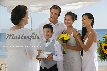 Braut und Bräutigam mit Familie bei der Hochzeit am Strand