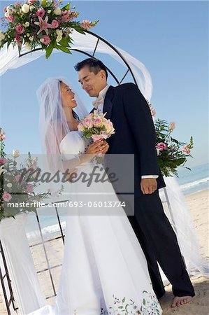 Braut und Bräutigam unter Torbogen