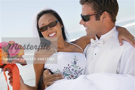 Bräutigam tragen Braut im Freien, (close-up)