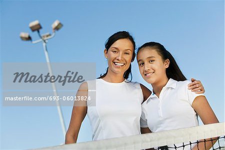 Mutter und Tochter stehen bei Net am Tennisplatz, Porträt, niedrigen Winkel anzeigen
