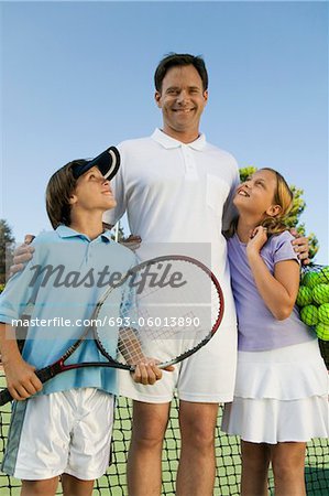 Père, fils et fille de filet sur le Court de Tennis, portrait, vue de face