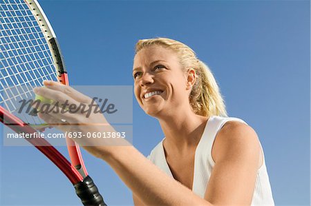 Weibliche Tennis Player Preparing to Serve, Flachwinkelansicht, Nahaufnahme