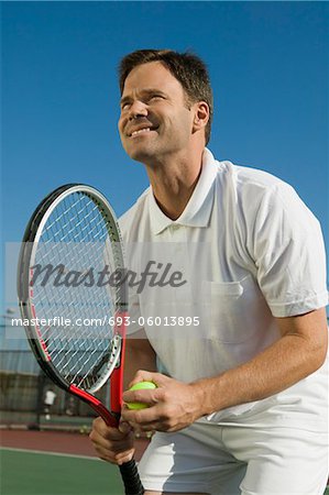 Männliche Tennis Player Preparing to Serve, Flachwinkelansicht
