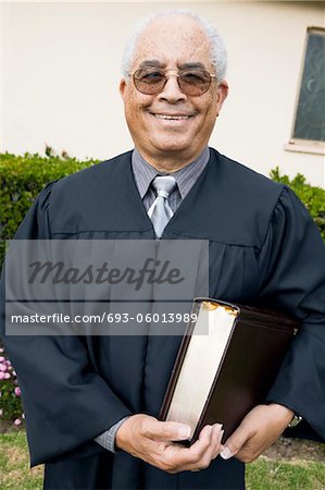 Principal prédicateur dans le jardin avec la Bible, portrait
