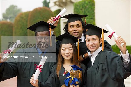 Diplômés diplômes à l'extérieur, portrait de levage