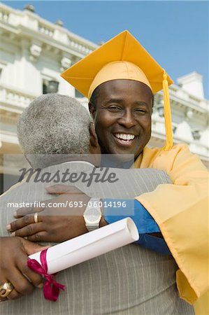 Père hugging supérieure à l'extérieur de l'Université