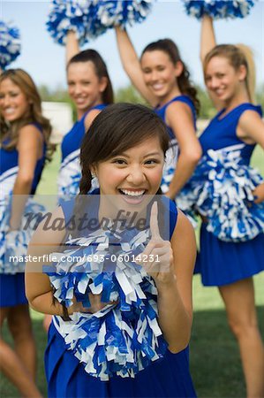 Cheerleader souriant, (portrait)