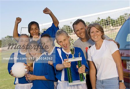 Eltern mit Mädchen Soccer team (13-17) Betrieb Trophäe, Porträt