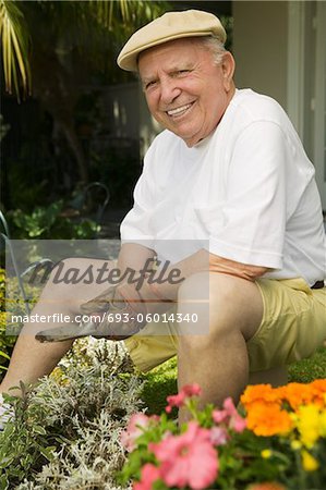 Homme senior de jardinage, (portrait)
