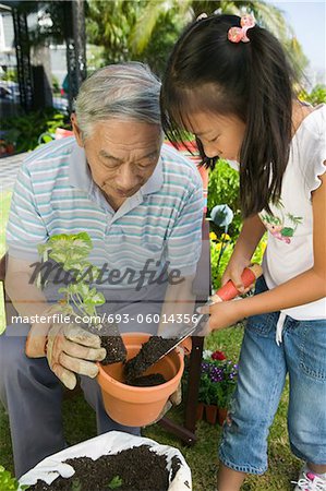 Großvater und Enkelin Gartenarbeit