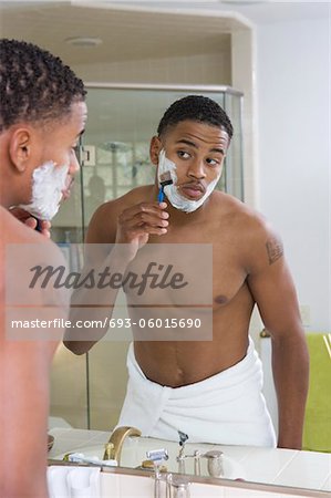 Rasage homme dans le miroir