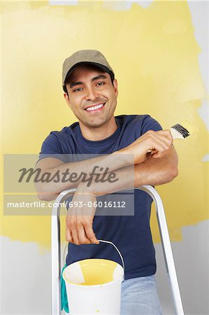 Homme avec le pinceau et la peinture can, portrait