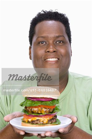 Homme tenant Hamburger