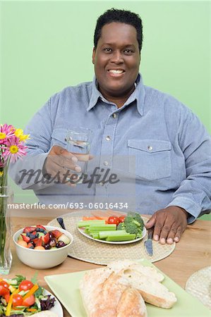 L'homme mange des Fruits et légumes