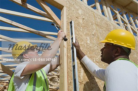 Deux travailleurs de la construction sur le site