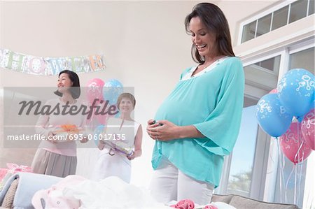 Femme enceinte avec les mains sur son ventre à la douche de bébé