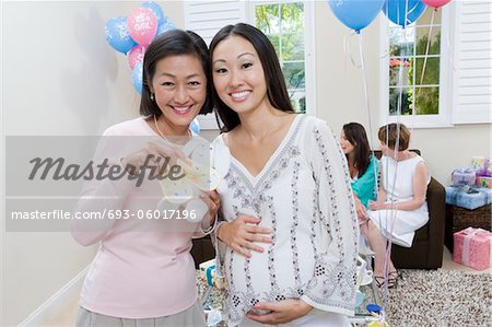 Enceinte femme asiatique avec la mère pendant une douche de bébé