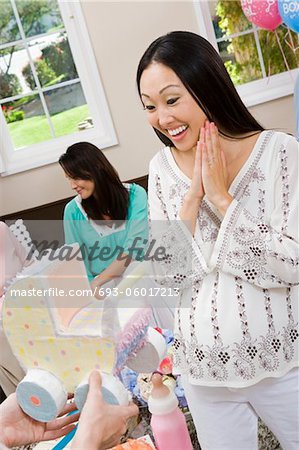 Enceinte femme asiatique avec des amis à une douche de bébé