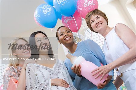 Schwangere asiatische Frau mit Freunden auf ein Babydusche, niedrigen Winkel