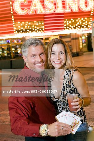 Mid couple devant le bâtiment du casino, portrait