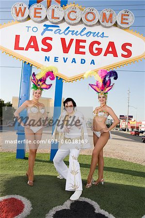 Danseuses et imitateur d'Elvis posant devant Las Vegas Bienvenue signe, Nevada, USA