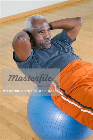 Senior homme faire des redressements assis