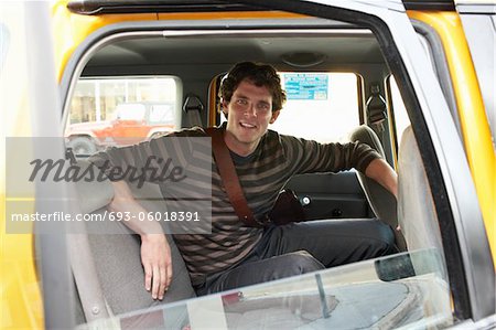 Homme sur le siège arrière de voiture