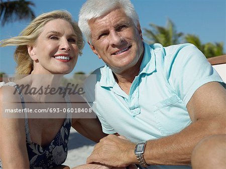 Senior couple main dans la main sur une plage tropicale, gros plan