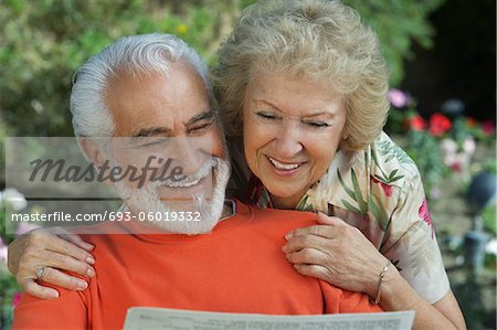 Altes Paar lesen Zeitung im Garten