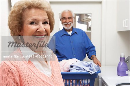 Senior couple avec lessive