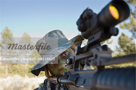 Soldat im zeigenden Gewehr