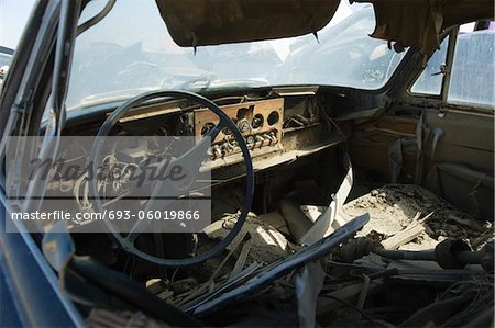 Intérieur de la voiture cassée vieux