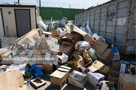 Haufen von Karton Kisten im recycling-Zentrum