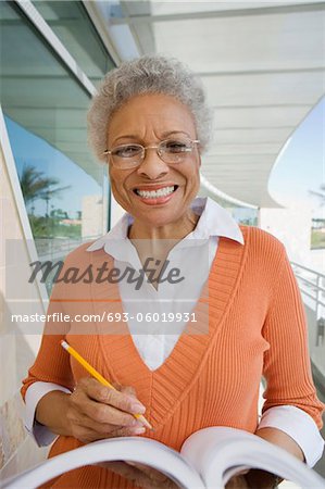 Femme écrivant dans le livre à l'école, portrait