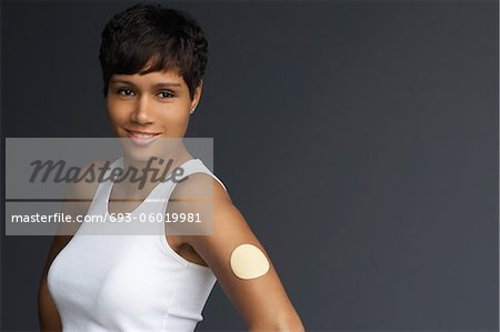 Femme avec le patch sur le bras, portrait