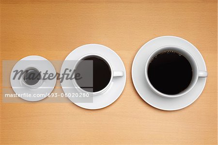 Trois tasses de café de différentes tailles