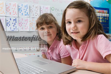 Petites filles à l'aide d'un ordinateur portable