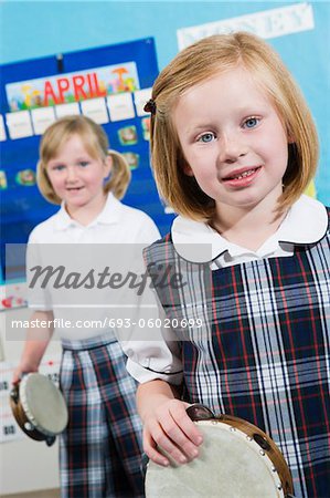 Élèves du primaire avec des tambourins