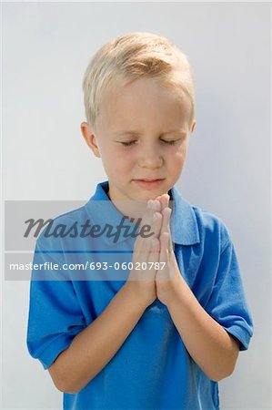 Jeune garçon priant