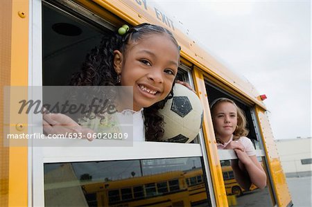Élèves du primaire sur les autobus scolaires