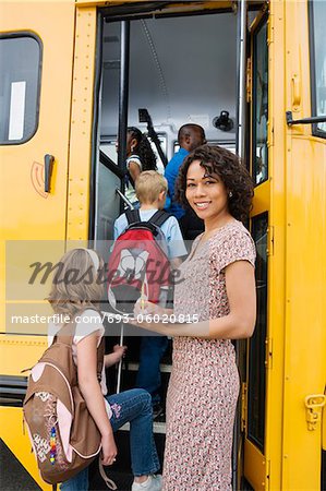 Chargement des élèves du primaire sur les autobus scolaires des enseignants