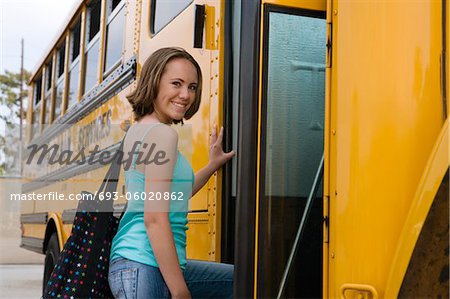 Adolescente sur les autobus scolaires
