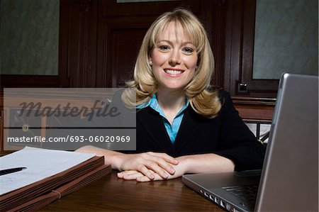Femme assise dans la Cour, sourire, portrait