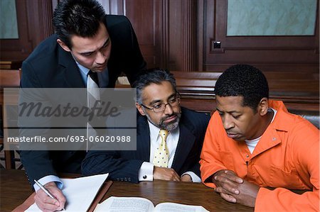Verbrecher mit zwei Anwälten vor Gericht