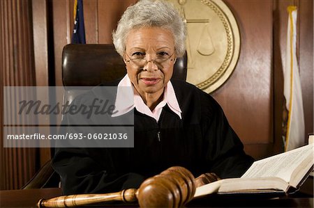 Richterin sitzen vor Gericht, Porträt