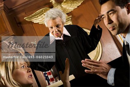 Couple faisant valoir devant le juge de la Cour