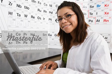 Étudiant en classe de Science avec ordinateur portable