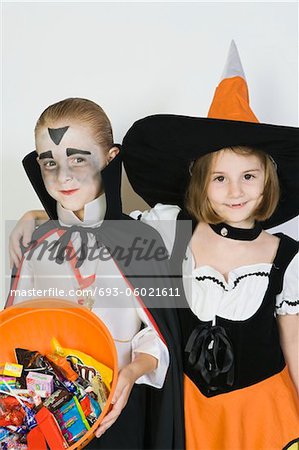 Portrait de fille embrassant garçon (7-9), vêtus de costumes d'Halloween